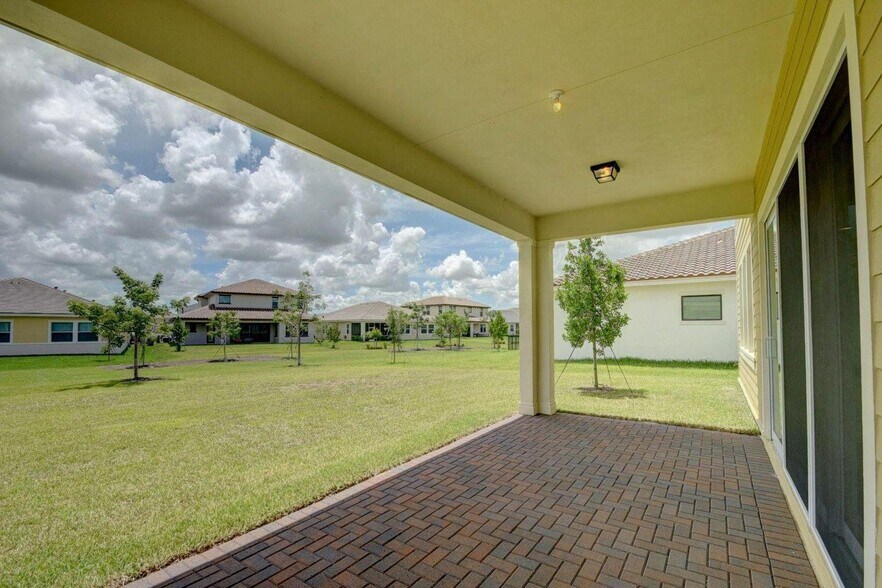 Building Photo - 1000 Sterling Pine Pl