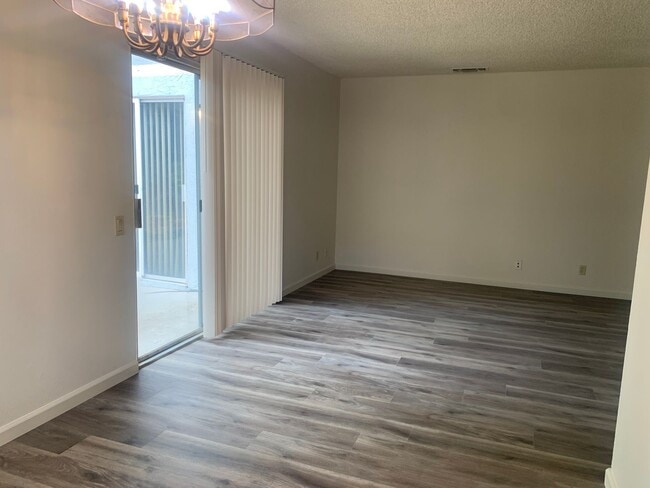 Building Photo - Large one story 4 bedroom home in Orangevale