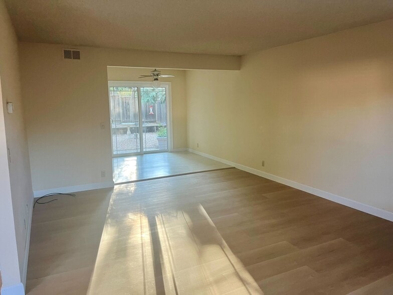 Building Photo - 10473 Lockwood Dr