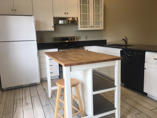 Building Photo - 2 bedroom, 2 bath Condo in Madison Park: A...