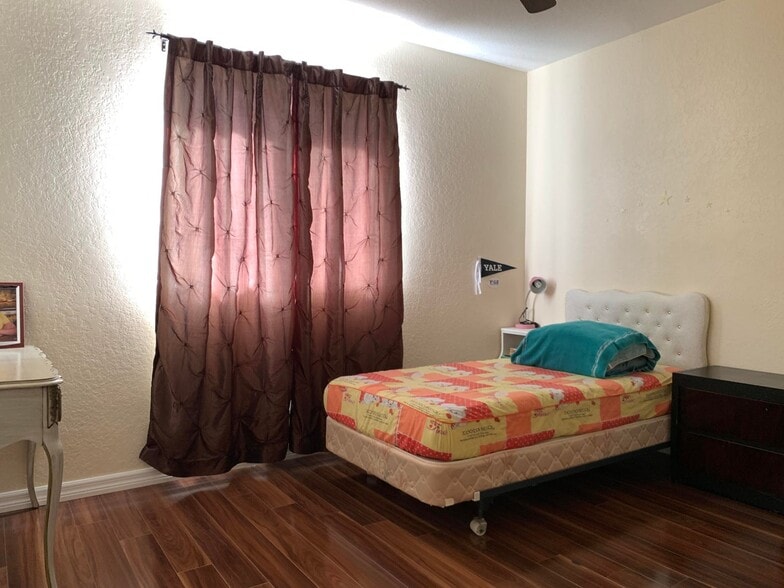 Building Photo - 2304 Center Stone Ln