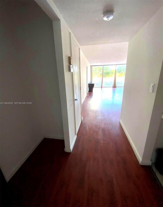 Building Photo - 3731 N Country Club Dr