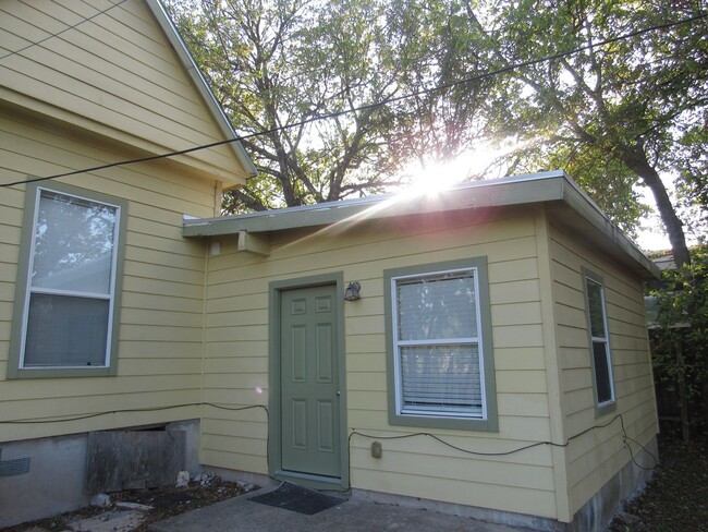 Building Photo - Charming & eclectic 1930's home!