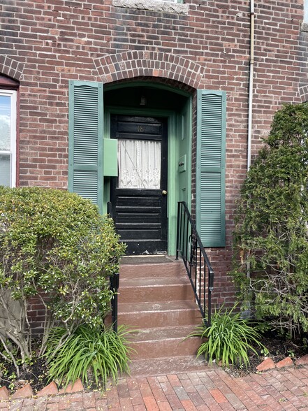 Building Photo - 18 Mead St