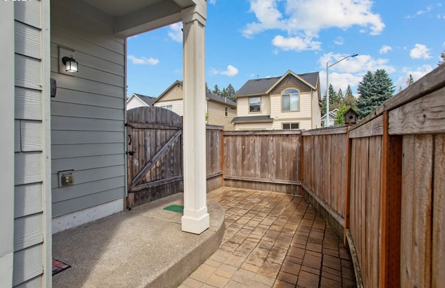 Building Photo - 253 NE Sloane Way