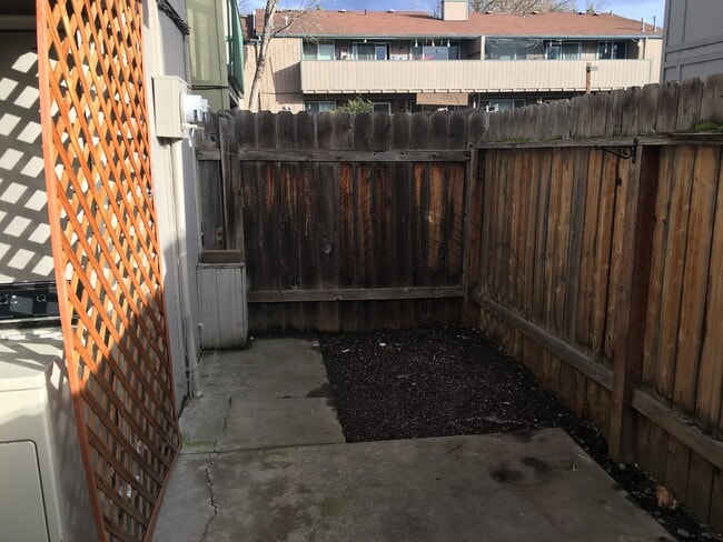 Building Photo - East Medford - Nice & Clean One Bedroom Fi...