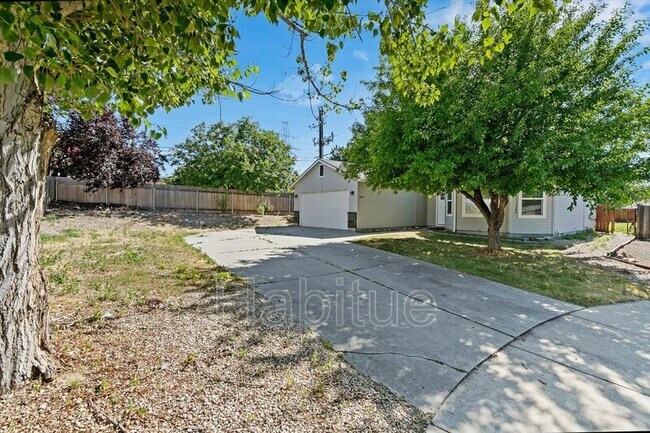 Building Photo - 2041 E Oakridge Ct