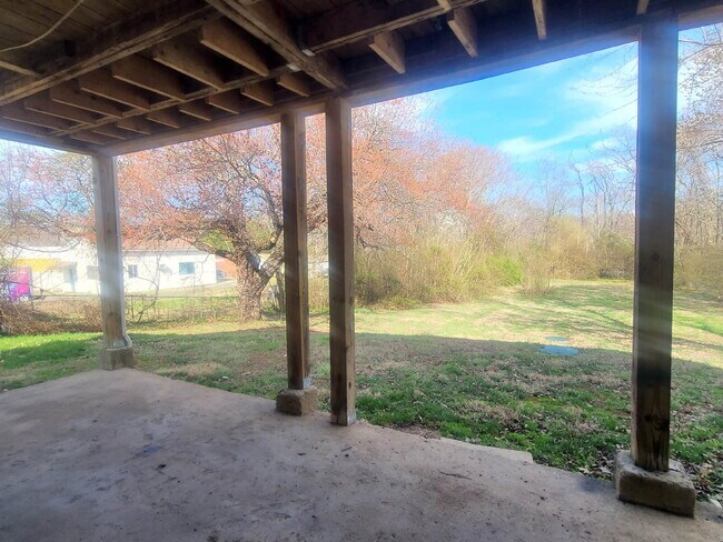 Building Photo - Charming home with wonderful yard!