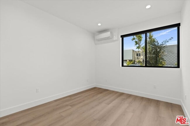 Building Photo - 4825 Satsuma Ave