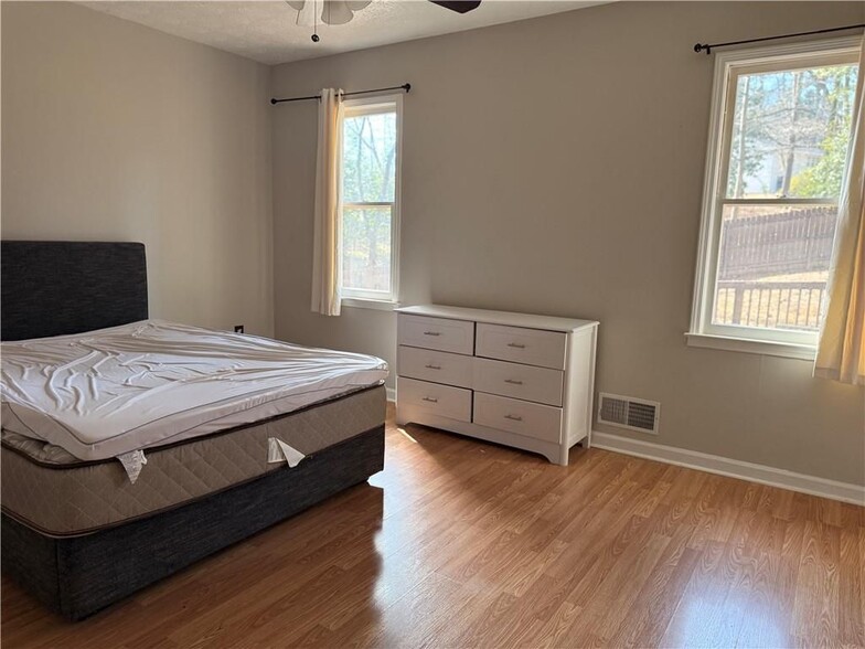 Building Photo - 1424 Shadowbrook Dr