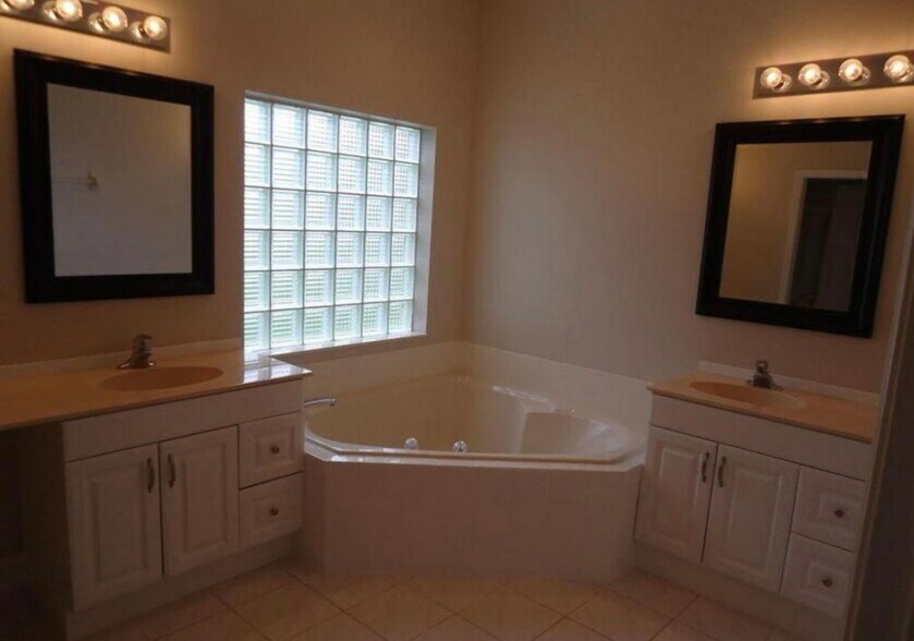 Building Photo - 895 SW Lake Charles Cir