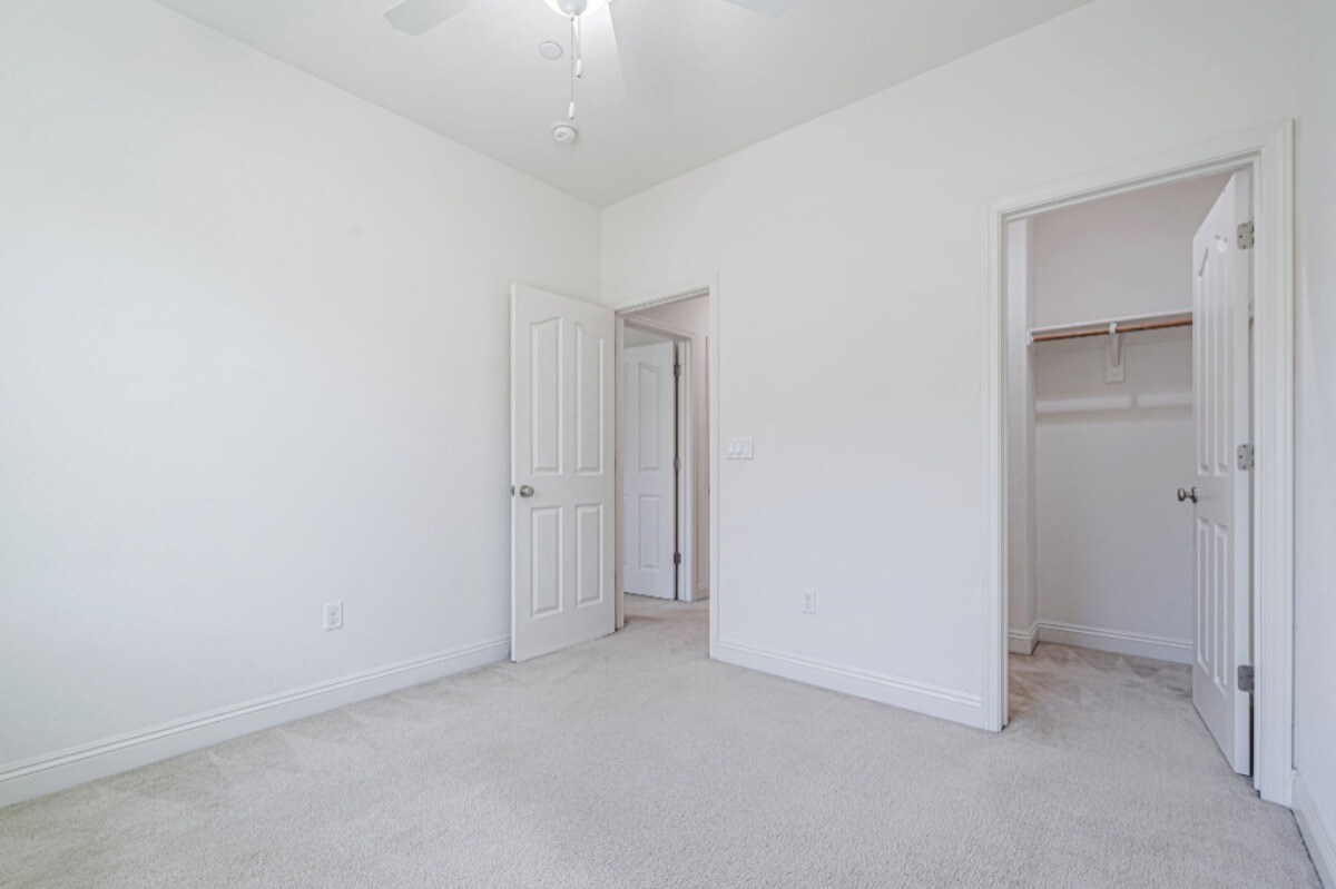 Building Photo - 6704 S Mariposa Ln