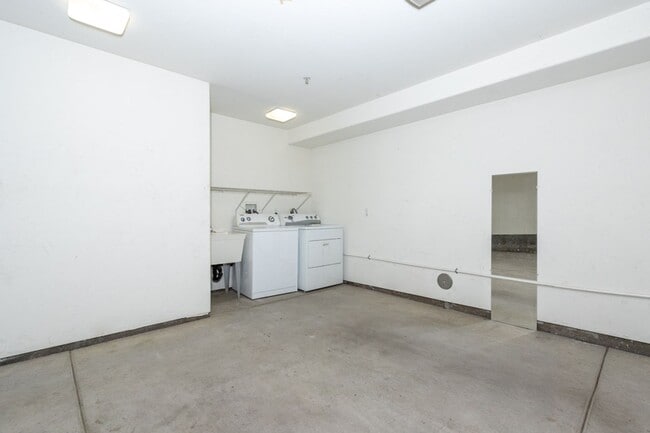 Building Photo - Beautiful 3 br/3.5ba Townhome in Pacific Beach Just Blocks to Crown Point Shores!