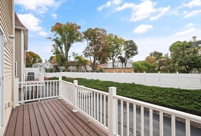 Building Photo - 22 School St