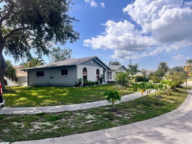 Building Photo - 2420 Briar Oak Cir