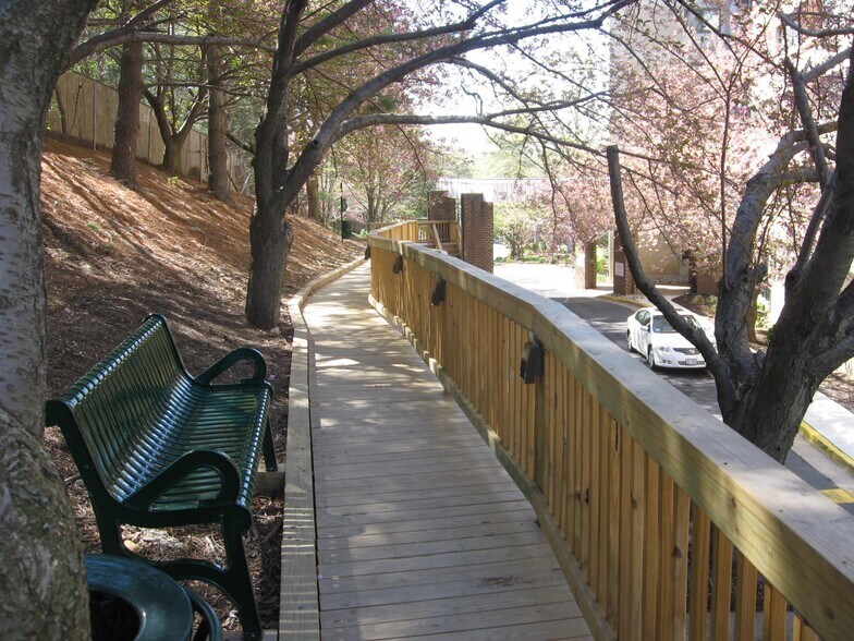 Building Photo - 5911 Edsall Rd., APT #705
