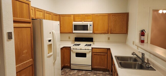 Building Photo - Beautifully Renovated 3 Bedroom- Rita Ranc...