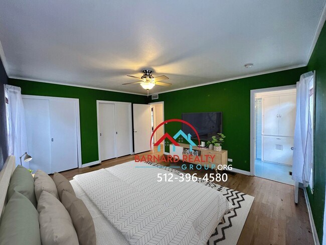 Building Photo - Charming 1970s home with mini original fea...