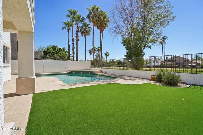 Building Photo - 5953 W Aurora Dr