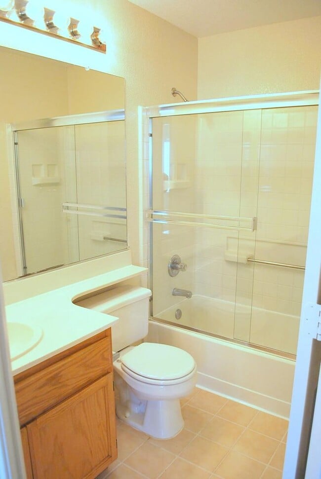 Building Photo - Bright & Modern Townhouse in Beautiful Danville! Close to Blackhawk Plaza!