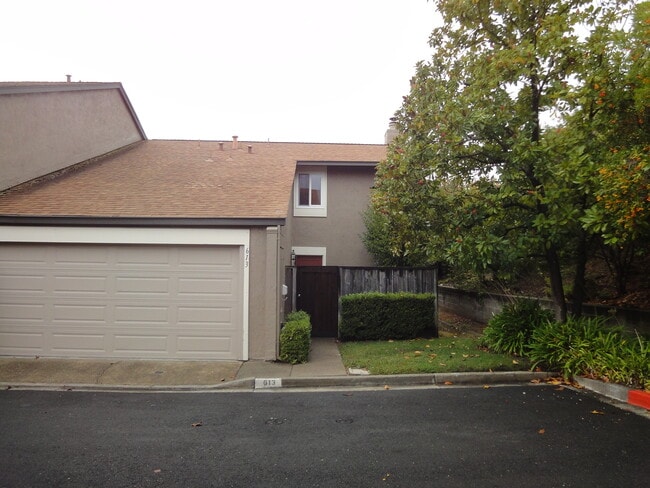 Primary Photo - 613 Cedar Pl