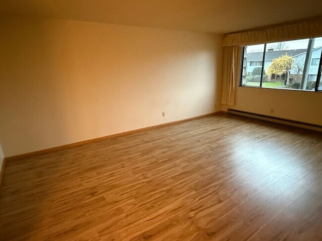 Building Photo - Charming Retro-Style 2BR in Prime Downtown Location