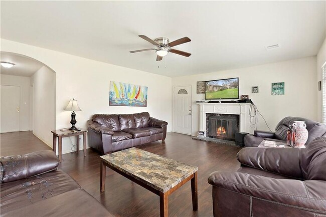 Building Photo - Duplex 11 Bedrooms 6 Baths Available August 2025