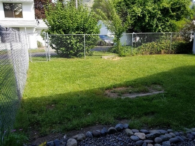 Building Photo - 1685 Cloverlawn Dr