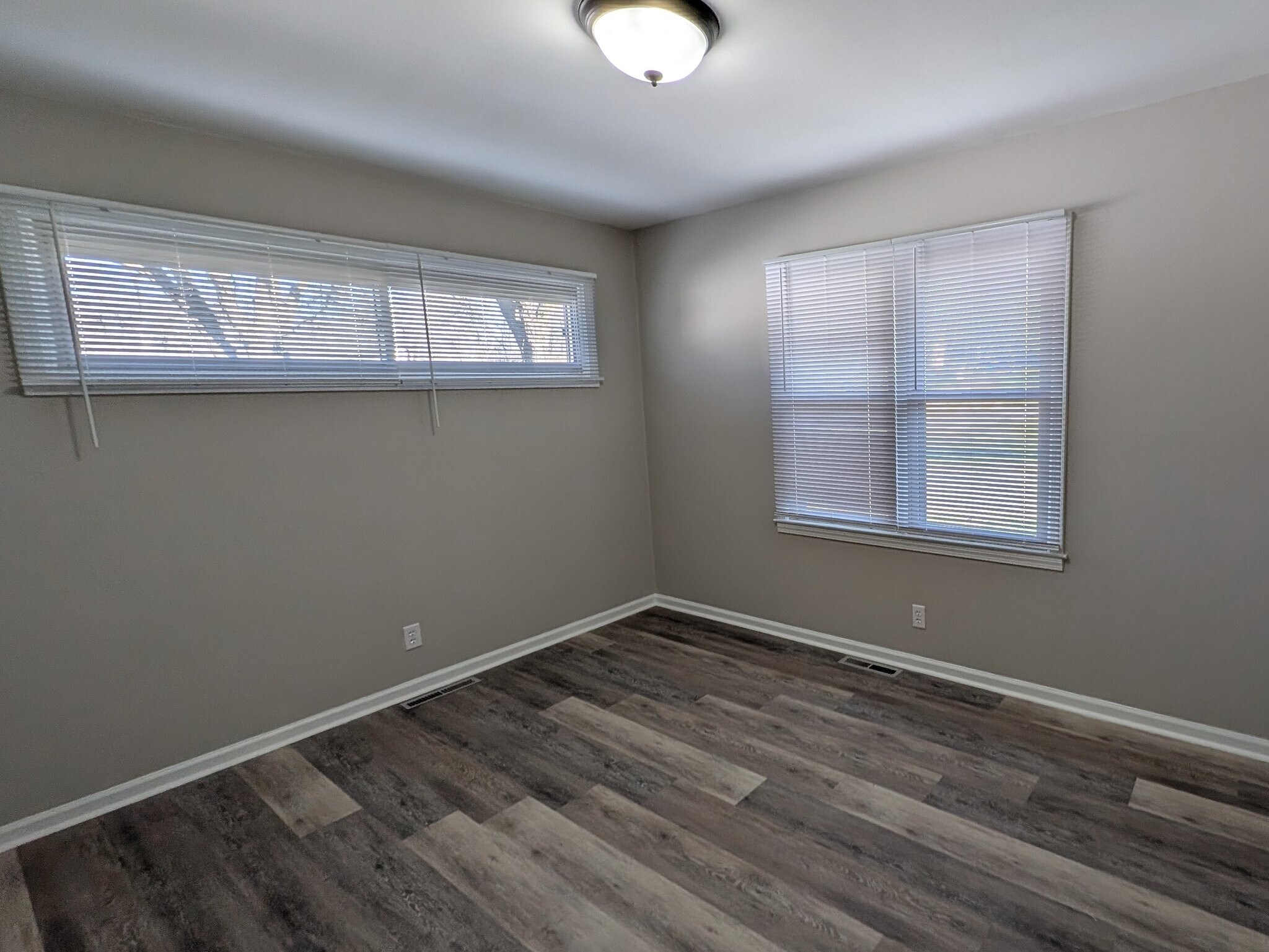 Building Photo - 702 W 39 St N