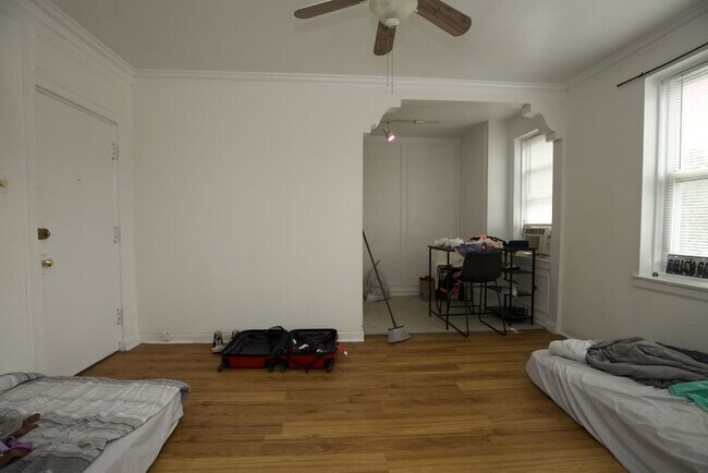 Building Photo - 4060 N Kenmore Ave