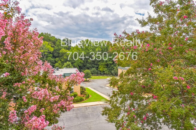 Building Photo - 4735 Hedgemore Dr