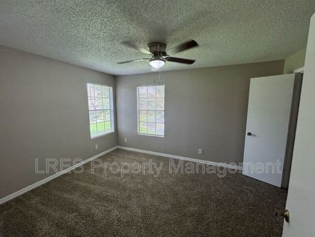 Building Photo - 380 Lakepointe Dr