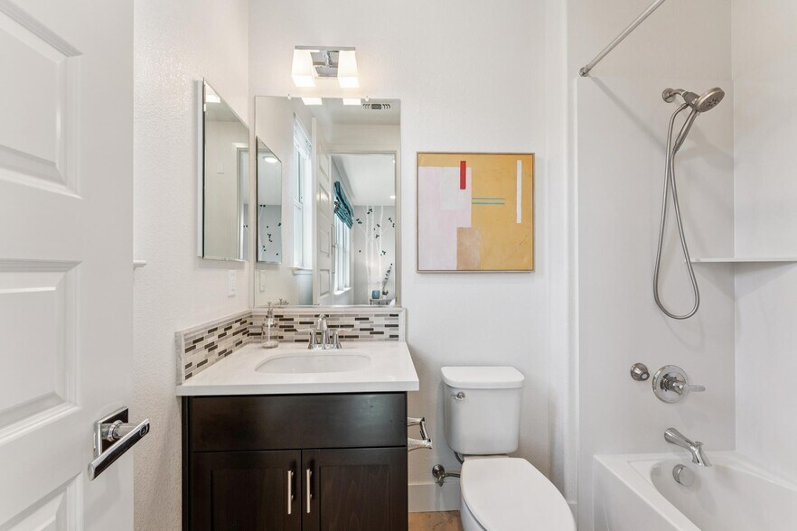 Building Photo - 489 Diller St