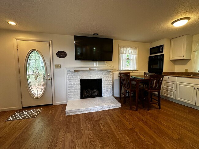 Building Photo - 253 White Ln