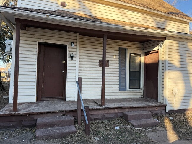 Building Photo - 208 1/2 E Avenue B - Unit 1