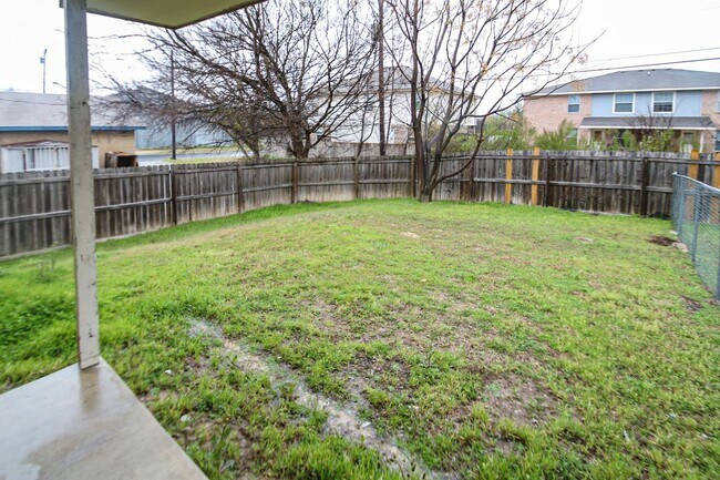 Building Photo - Spacious 3BR/2BA Fourplex with Private Backyard