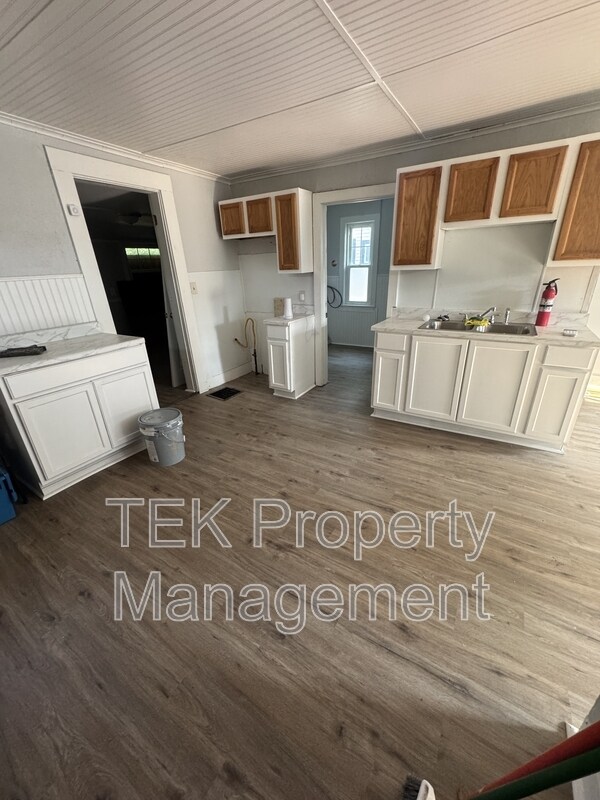 Building Photo - 9 Straub St