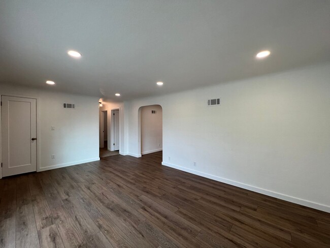 Building Photo - 545be