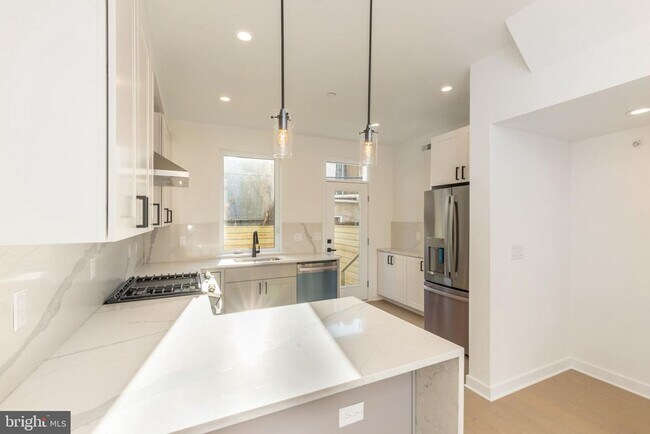 Building Photo - 1509 S Bambrey St