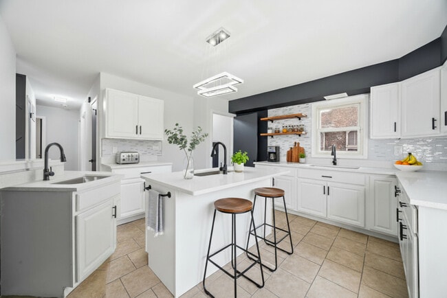 Building Photo - 14921 Lincoln Ave