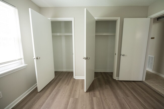 Building Photo - 2 Bed, 1 Bath Condo off Wendover Ave Green...