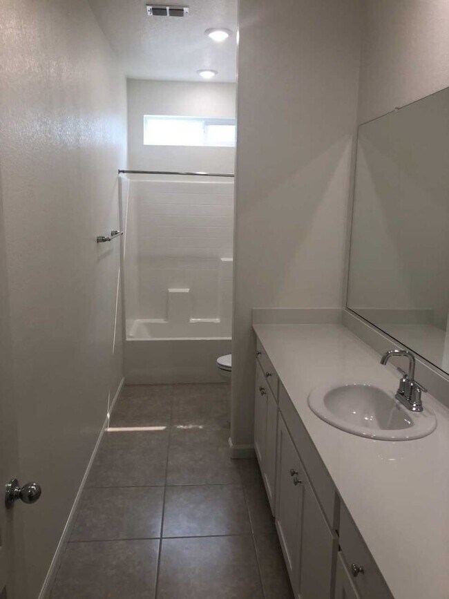 Building Photo - BEAUTIFUL HOME IN FOLSOM IN GATED COMMUNITY!!