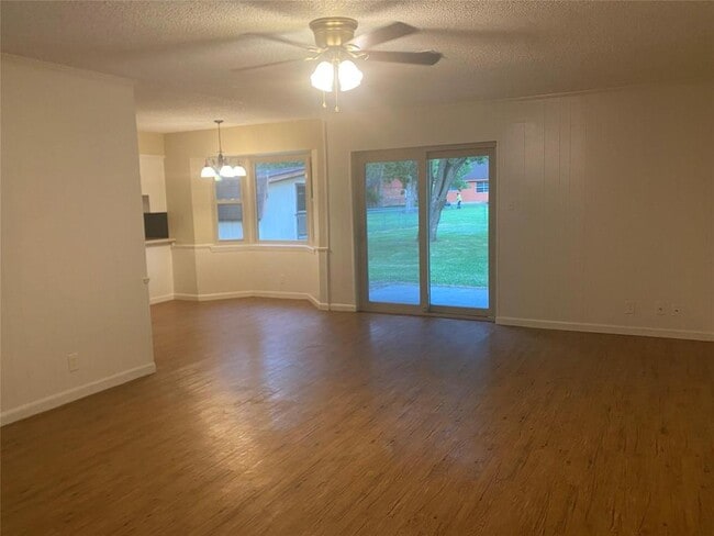 Building Photo - 105 Lazy Ln