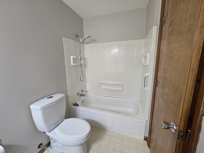 Building Photo - 711 Church St