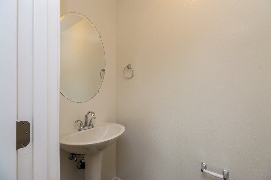 Building Photo - 919 W Kowalsky Ln