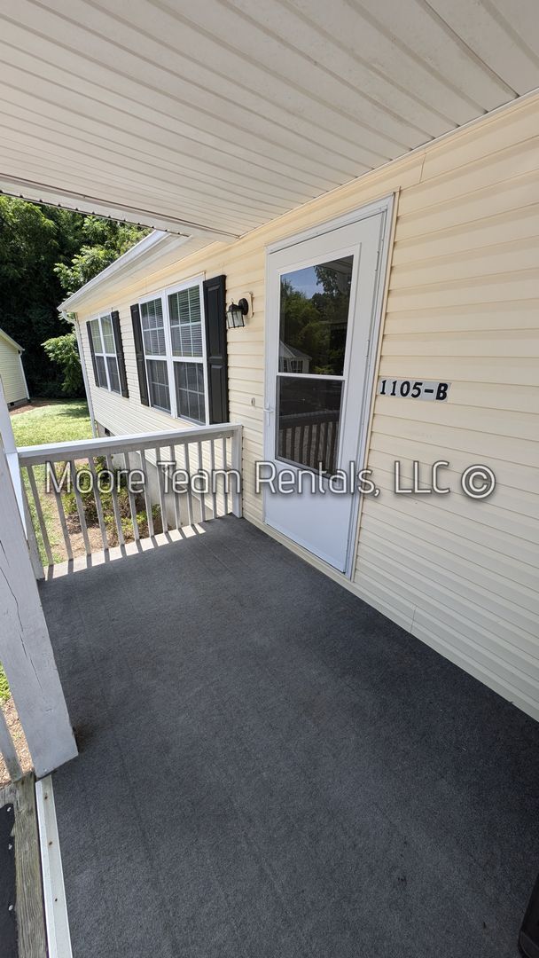 Building Photo - 1105 Maple St