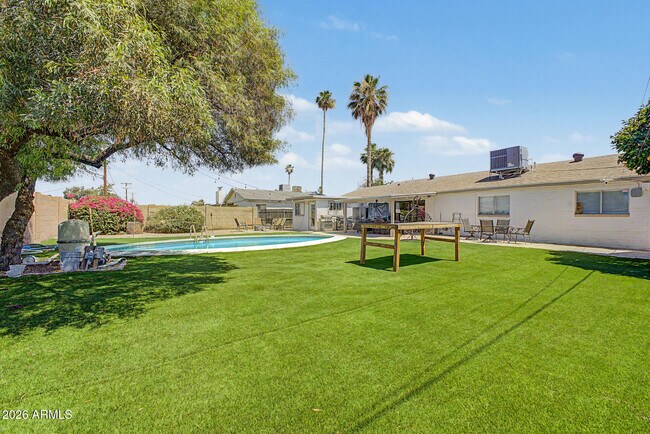 Building Photo - 2208 W San Miguel Ave