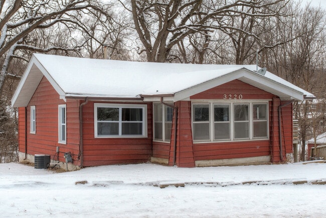 Building Photo - Beautiful 3 Bedroom 1 Bath Home - Pyramid ...