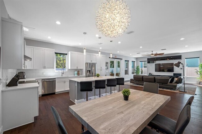 Building Photo - 902 W Plymouth St