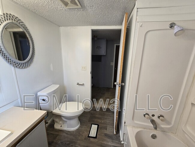 Building Photo - 700 W Ridgeway Ave